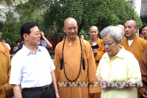 学诚副院长与吴仪,钮茂生亲切交谈