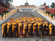 我院组织2013级本科新生赴灵光寺朝拜佛牙舍利