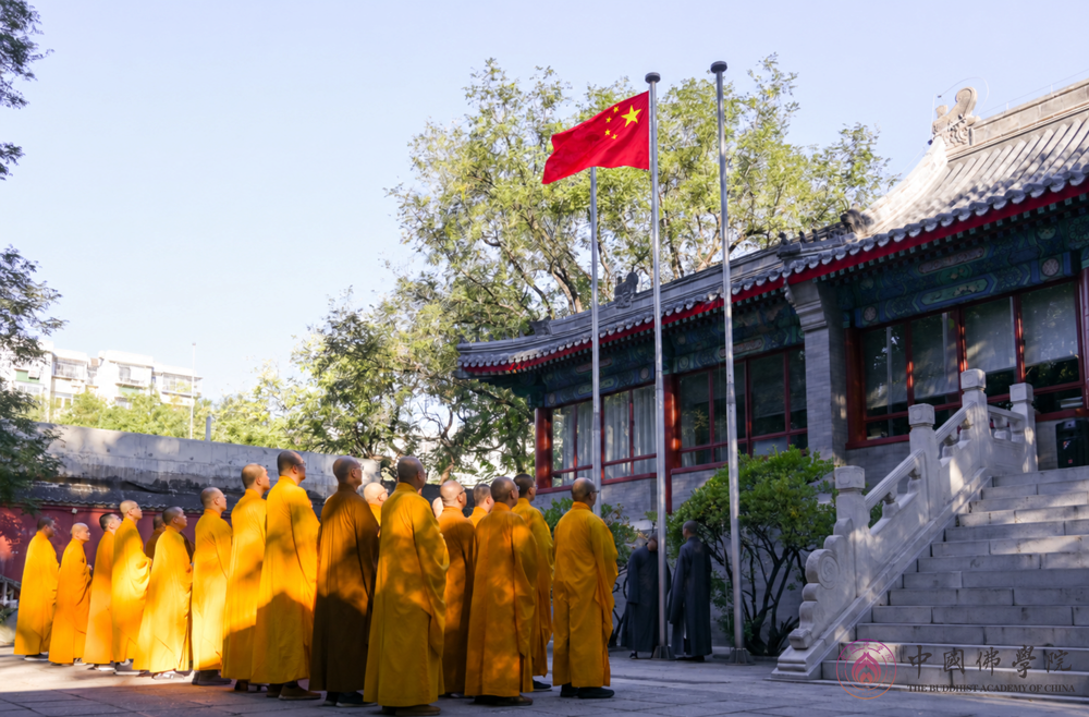 寺庙中央飘扬的红旗
